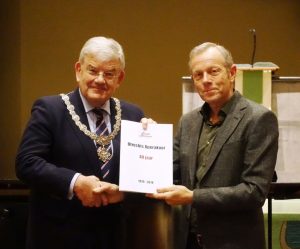 Burgemeester van Zanen ontvangt boek